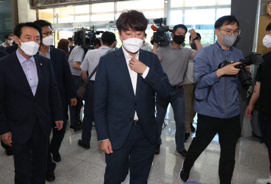 국민의힘 이준석 대표는 30일 경북 경주 월성원전의 사용후핵연료 임시저장시설(맥스터)을 방문하기에 앞서 월성원전 홍보관에 도착하고 있다.  연합뉴스